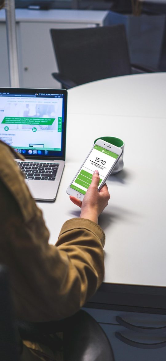 ip查询地址 App 历史记录页截图，按时间倒序排列多条查询记录，每条显示地址与归属地，可一键清空